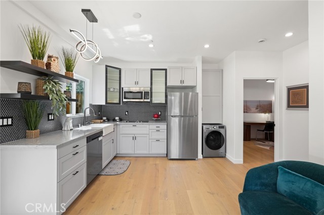 Detail Gallery Image 3 of 27 For 2258 Helios Dr, Los Angeles,  CA 90068 - 2 Beds | 1 Baths