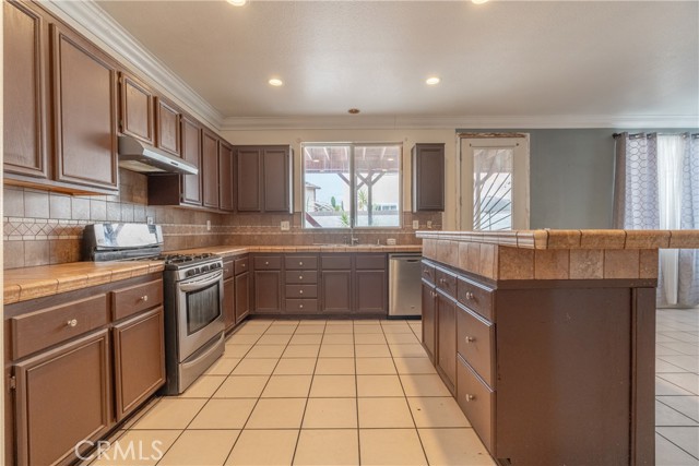 Detail Gallery Image 2 of 63 For 434 Ocean Ave, Perris,  CA 92571 - 5 Beds | 3 Baths