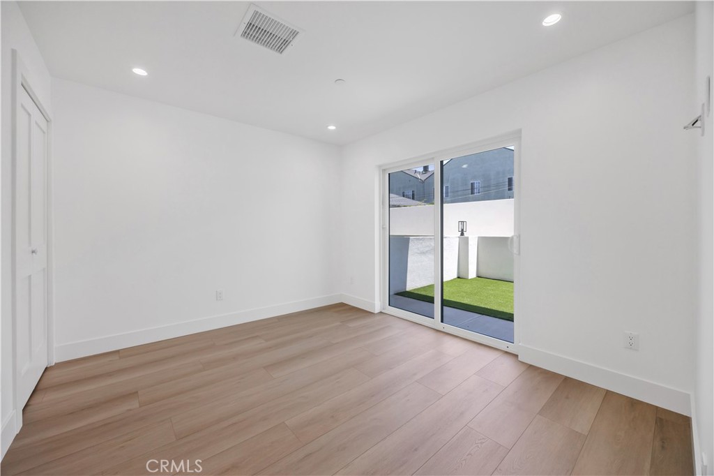 https://media.crmls.org/medias/0c6eaf17-071a-4833-a24e-b81250d85ab0.jpg?preset=X-Large