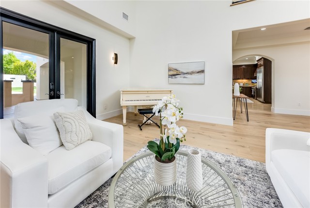 23123 Oxnard Street, Woodland Hills CA: https://media.crmls.org/medias/0c713cc6-88fa-47a3-a69f-0609b8d29ae7.jpg