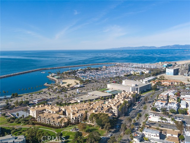 great location - King Harbor Yacht Club, Marina and Redondo Beach Harbor & Pier so close by