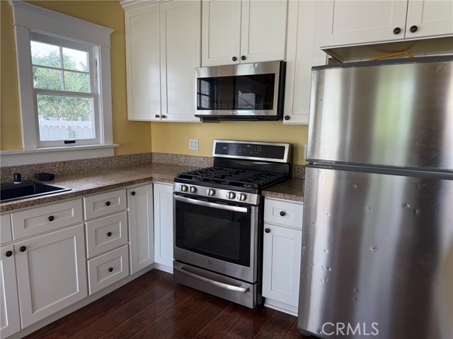 Detail Gallery Image 6 of 13 For 3043 Market, Riverside,  CA 92501 - 2 Beds | 2 Baths