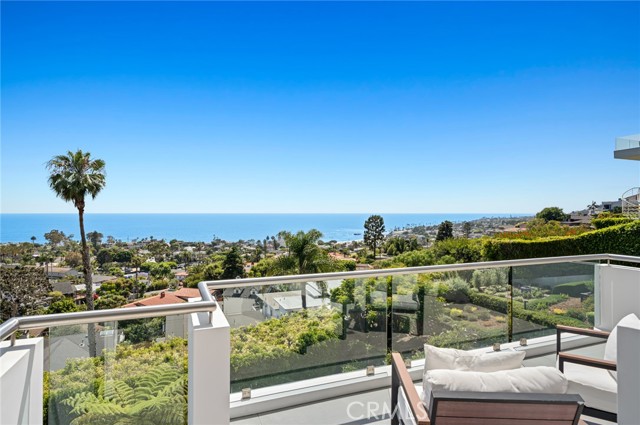 1061 Skyline Drive, Laguna Beach CA: https://media.crmls.org/medias/0c79ed45-e102-4f93-a30f-dc3c95ec17a1.jpg
