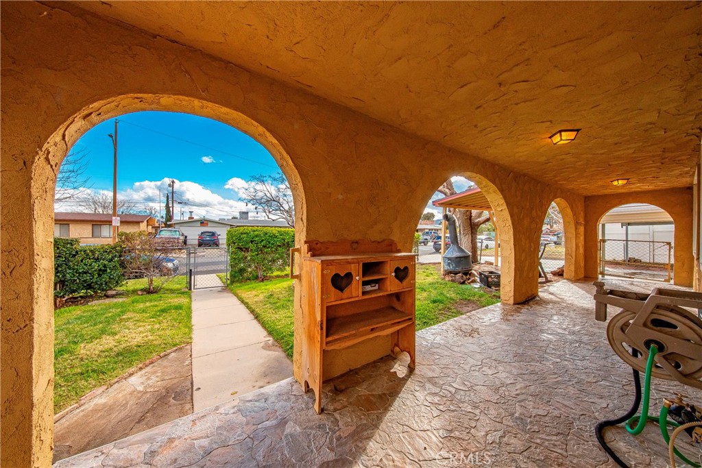 https://media.crmls.org/medias/0c7b4b00-9fe3-48fd-b9e7-08df39765436.jpg?preset=X-Large