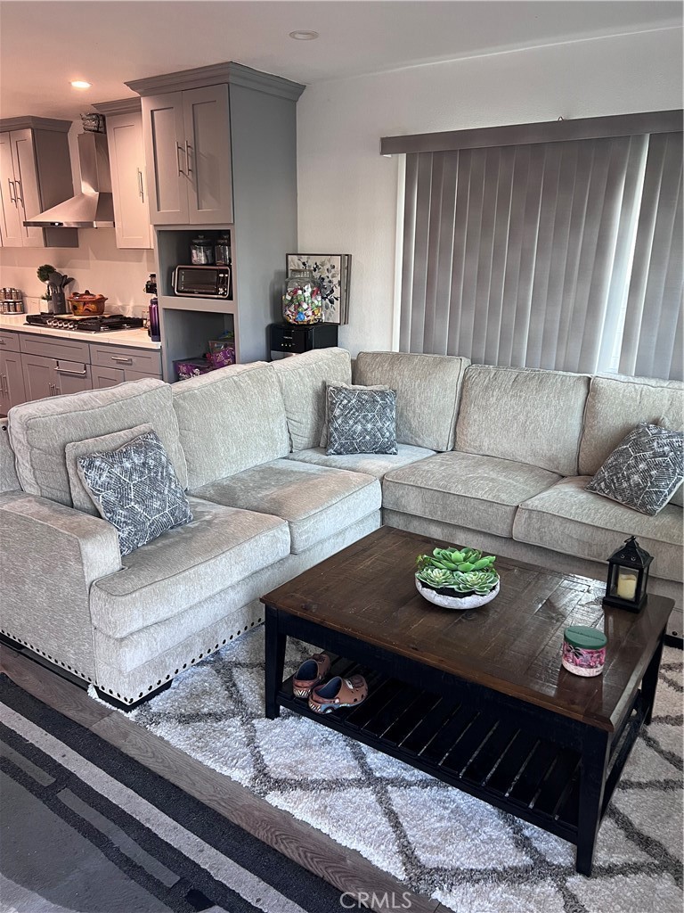 MLS #DW25171371 img 2