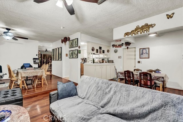355 Kenwood Drive, Lemoore CA: https://media.crmls.org/medias/0c858824-4a4d-4f28-8886-4fdc5b244507.jpg