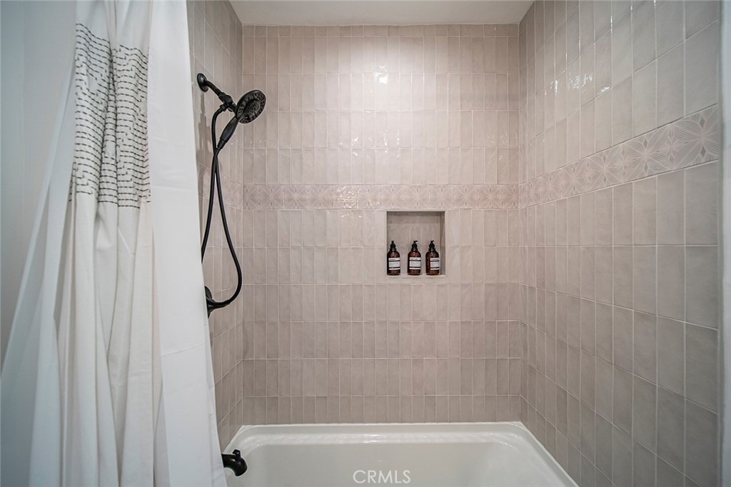 https://media.crmls.org/medias/0c8821c2-7d2d-486e-82f5-fd46c4bf4ea8.jpg?preset=X-Large