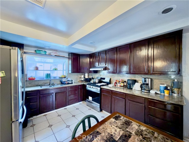 Detail Gallery Image 16 of 38 For 5654 Stansbury, Van Nuys,  CA 91401 - 2 Beds | 2 Baths