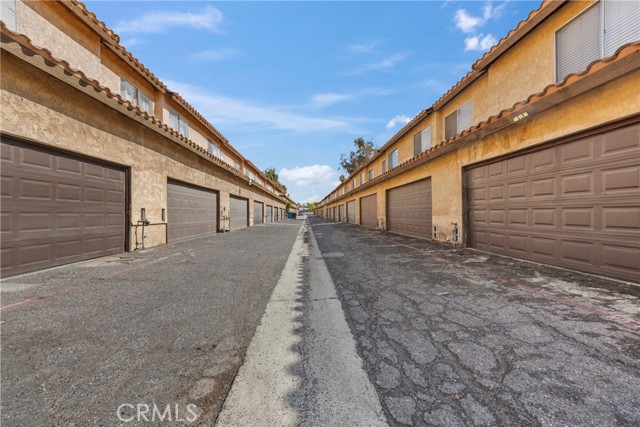 Detail Gallery Image 32 of 38 For 16590 Terrace Ln #G,  Fontana,  CA 92335 - 3 Beds | 2/1 Baths