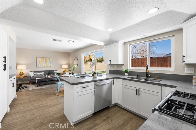 Detail Gallery Image 14 of 62 For 37634 Duffel St, Palmdale,  CA 93552 - 4 Beds | 3 Baths