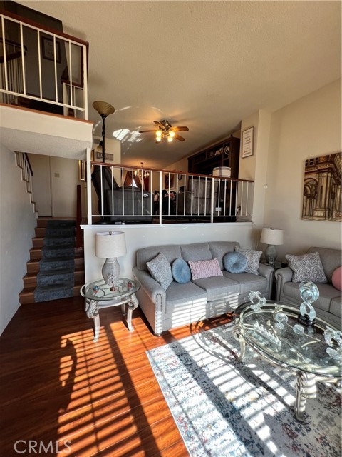 Detail Gallery Image 7 of 10 For 19230 Wyandotte #14,  Reseda,  CA 91335 - 3 Beds | 3 Baths