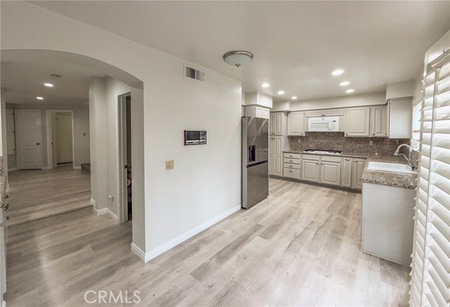 Detail Gallery Image 7 of 55 For 5018 Evanwood Ave, Oak Park,  CA 91377 - 4 Beds | 2/1 Baths