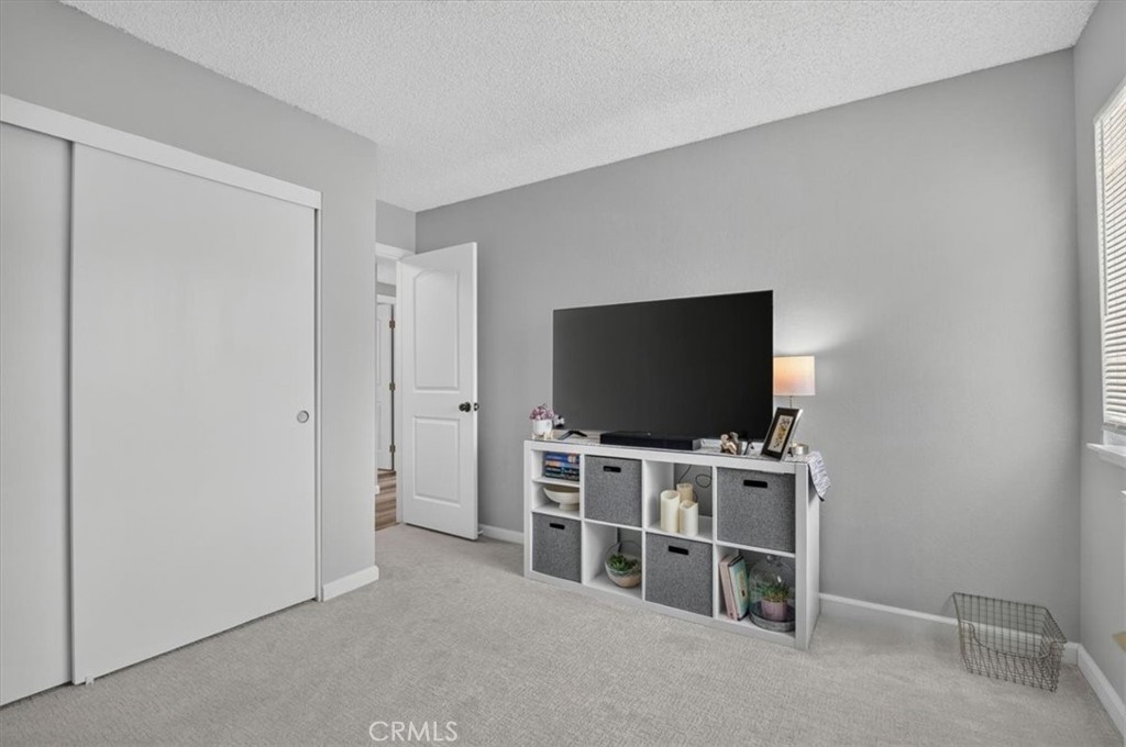 https://media.crmls.org/medias/0c9449f9-984c-4c70-b842-111b19cc9d75.jpg?preset=X-Large