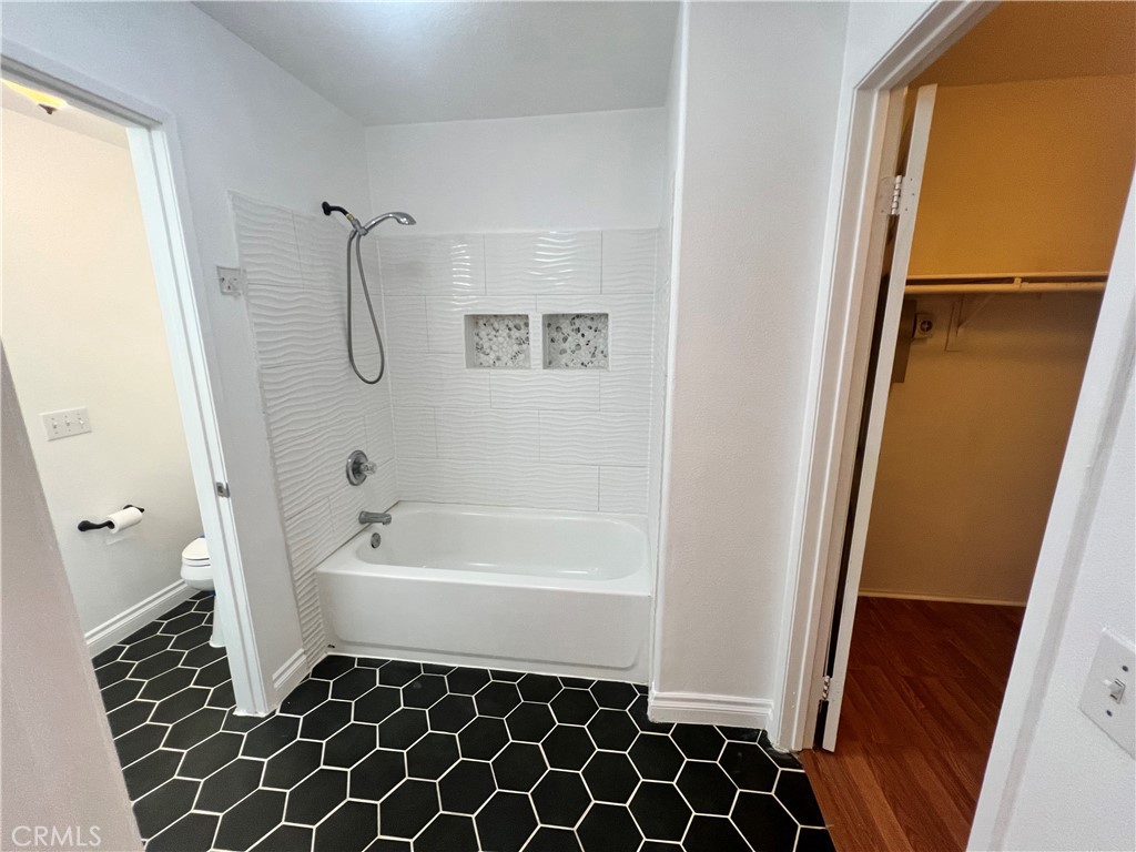 https://media.crmls.org/medias/0c957ff3-67a6-481e-873e-9112b3642e84.jpg?preset=X-Large