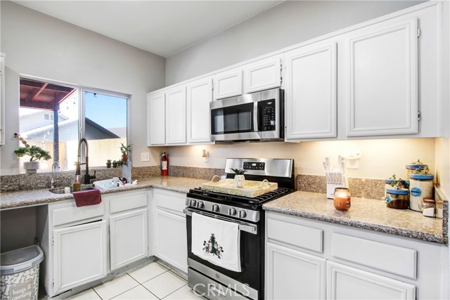 Detail Gallery Image 6 of 14 For 3272 Mariposa, Perris,  CA 92571 - 4 Beds | 2/1 Baths