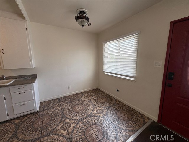 Detail Gallery Image 4 of 10 For 15356 Merrill Ave 2a,  Fontana,  CA 92335 - 1 Beds | 1 Baths
