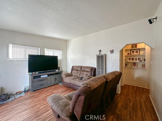 3915 E 11th Street, Long Beach CA: https://media.crmls.org/medias/0c9a5033-3651-4922-b181-2a8c43f45e9c.jpg