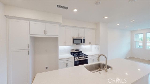 Detail Gallery Image 12 of 53 For 16424 Whittier Bld #3,  Whittier,  CA 90603 - 4 Beds | 4 Baths