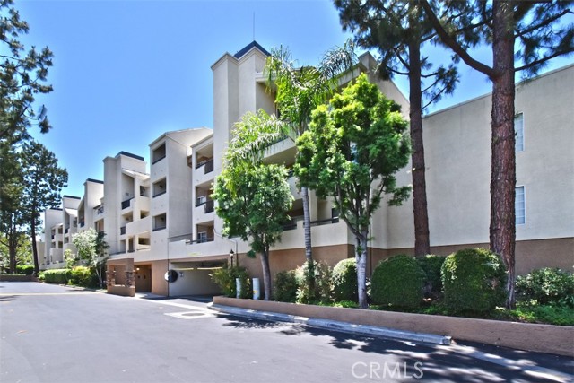 Detail Gallery Image 2 of 35 For 21500 Burbank Bld #112,  Woodland Hills,  CA 91367 - 2 Beds | 2 Baths