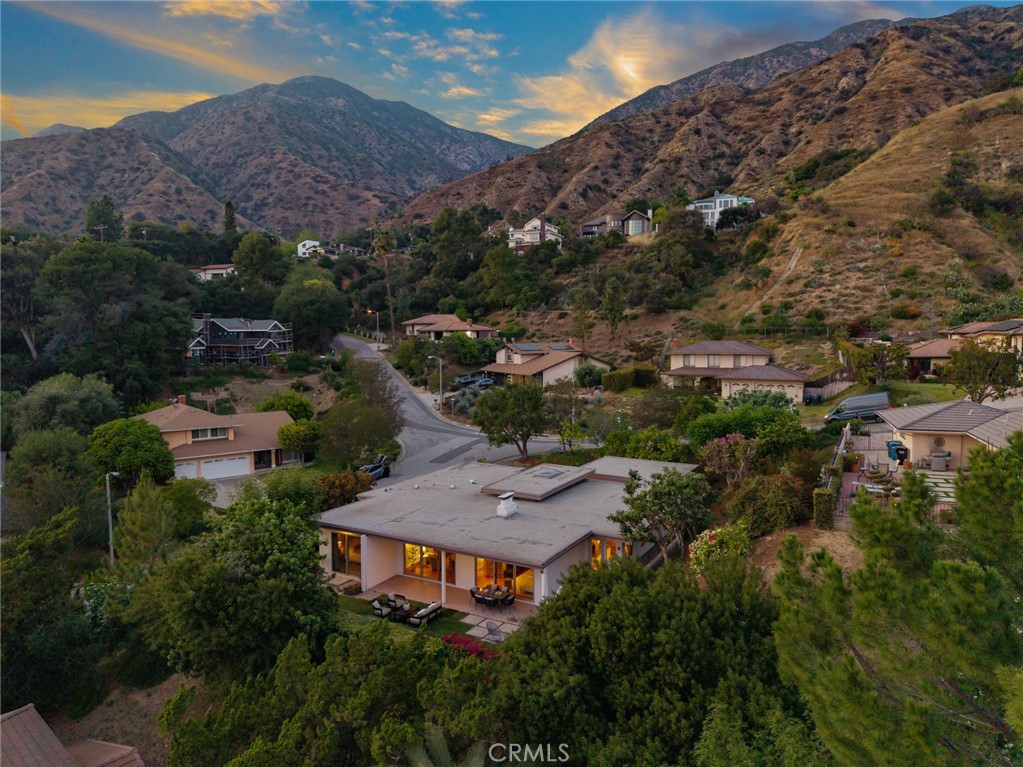 https://media.crmls.org/medias/0c9e481d-d712-426a-875c-04c022ad5b18.jpg?preset=X-Large