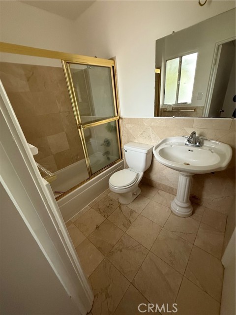 5437 Shoup Ave, Woodland Hills CA: https://media.crmls.org/medias/0ca1247b-e45c-4d6c-b78a-7bba67ae8334.jpg