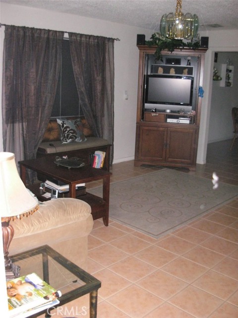 Detail Gallery Image 7 of 13 For 6355 Alton, Jurupa Valley,  CA 92509 - 3 Beds | 2 Baths