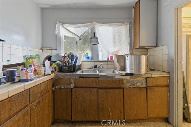 Detail Gallery Image 4 of 14 For 1650 W 38th Place, Los Angeles,  CA 90062 - 2 Beds | 1 Baths