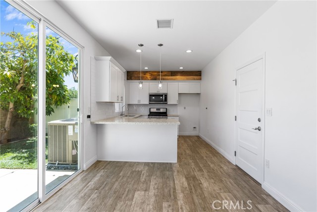 Detail Gallery Image 5 of 20 For 1529 Patricia Ave #6,  Simi Valley,  CA 93065 - 3 Beds | 2/1 Baths