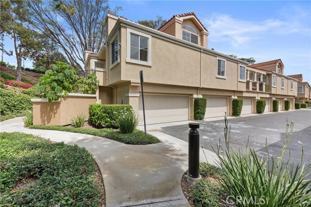 1 Overture Lane, Aliso Viejo CA: https://media.crmls.org/medias/0ca474f9-6275-48fe-a36c-2932285044ad.jpg
