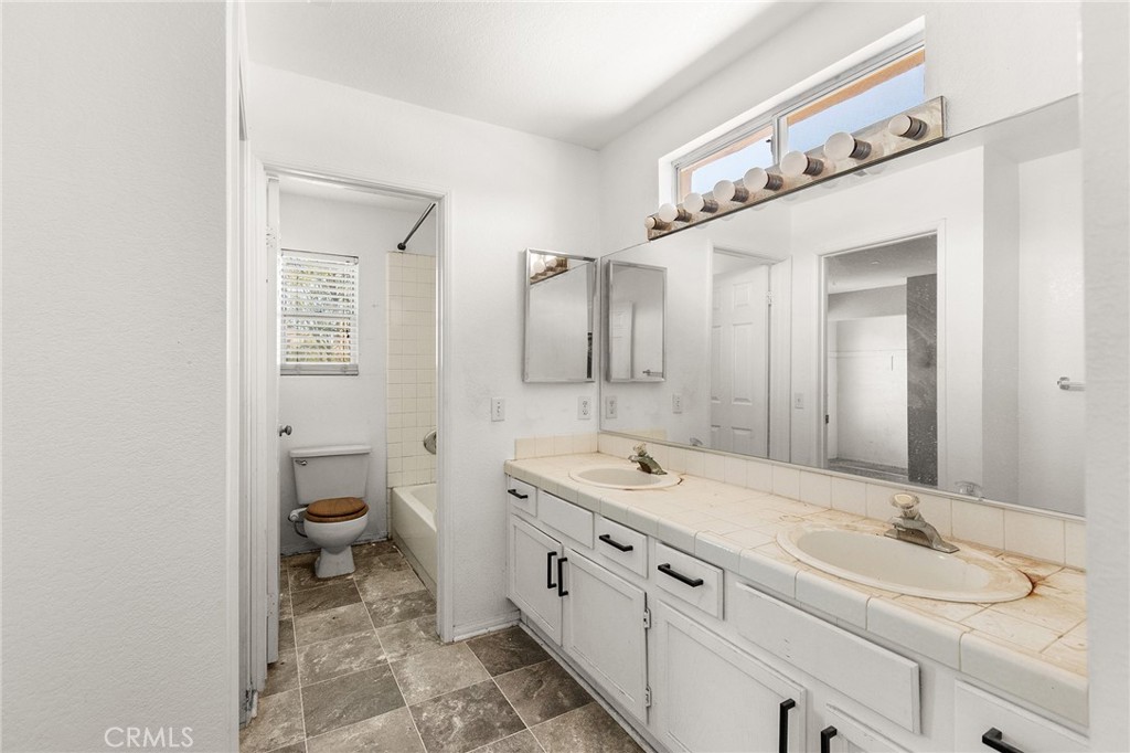 https://media.crmls.org/medias/0ca54e6f-c2f4-4e0c-900e-43389ad638aa.jpg?preset=X-Large