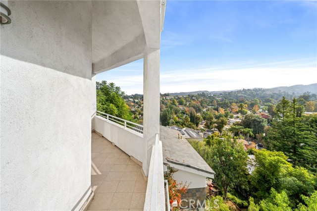 5220 Medina Road, Woodland Hills CA: https://media.crmls.org/medias/0ca65149-727f-4969-9624-de3b0f2e3178.jpg
