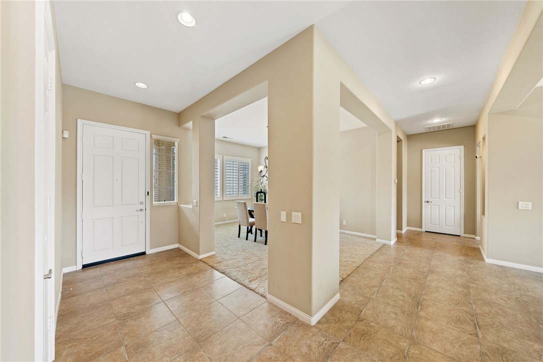Detail Gallery Image 10 of 42 For 619 Barbre Ln, Corona,  CA 92879 - 4 Beds | 2/1 Baths