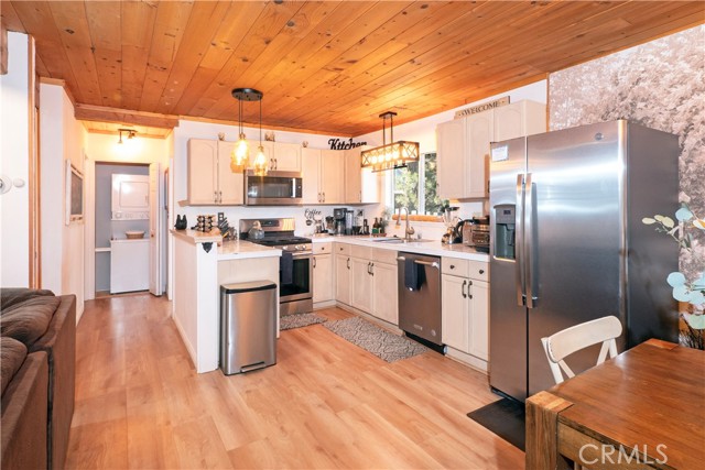 Detail Gallery Image 10 of 46 For 108 E Rainbow Bld, Big Bear City,  CA 92314 - 4 Beds | 1/1 Baths