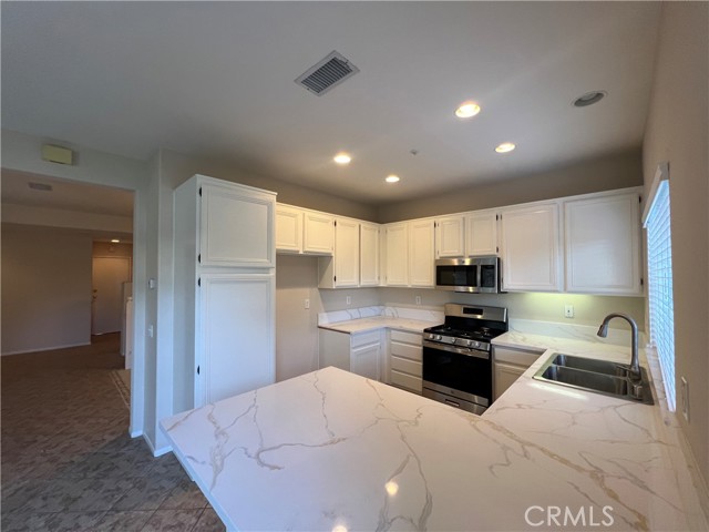 Detail Gallery Image 4 of 31 For 34 Veneto Ln, Aliso Viejo,  CA 92656 - 3 Beds | 2/1 Baths