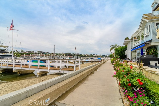 320 1/2 Coral Avenue, Newport Beach CA: https://media.crmls.org/medias/0cb2f39f-6aa0-4a7b-80ab-6736955d981b.jpg