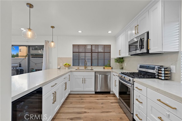 19512 Roscoe Boulevard, A photo 6