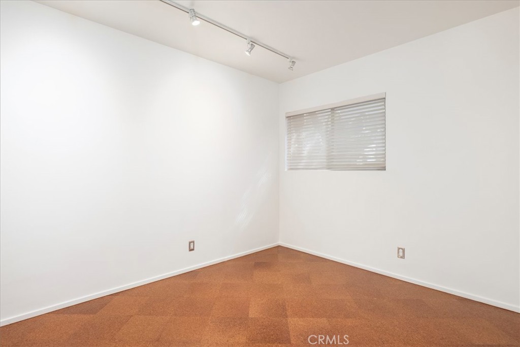 https://media.crmls.org/medias/0cb2fd3c-b0ab-49c9-9a76-9d51e79d6ca4.jpg?preset=X-Large