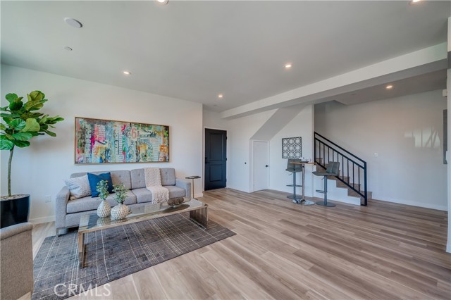 Detail Gallery Image 5 of 13 For 7018 Alabama Ave #301,  Canoga Park,  CA 91303 - 3 Beds | 2/1 Baths