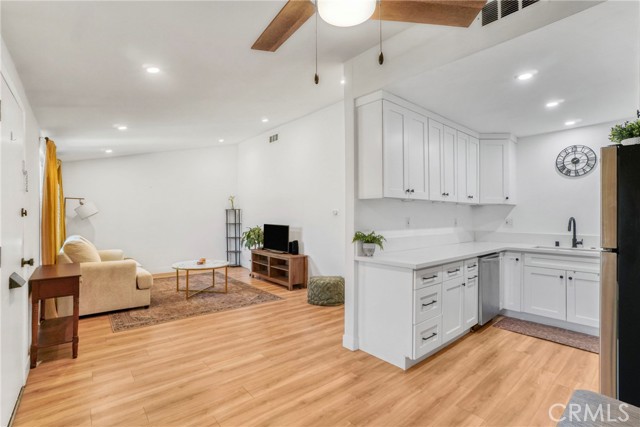 Detail Gallery Image 13 of 50 For 19118 Avenue of the Oaks #B,  Newhall,  CA 91321 - 2 Beds | 1 Baths