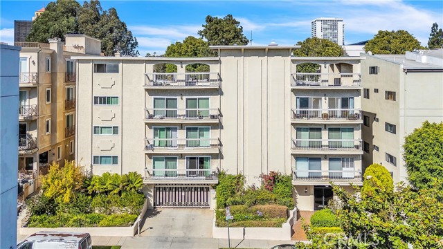 2318 Fox Hill, Los Angeles CA: https://media.crmls.org/medias/0cbda9b6-22ab-4916-afef-0804dc16d75a.jpg