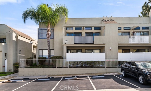 Detail Gallery Image 3 of 33 For 17722 Sergio, Huntington Beach,  CA 92647 - 2 Beds | 2 Baths