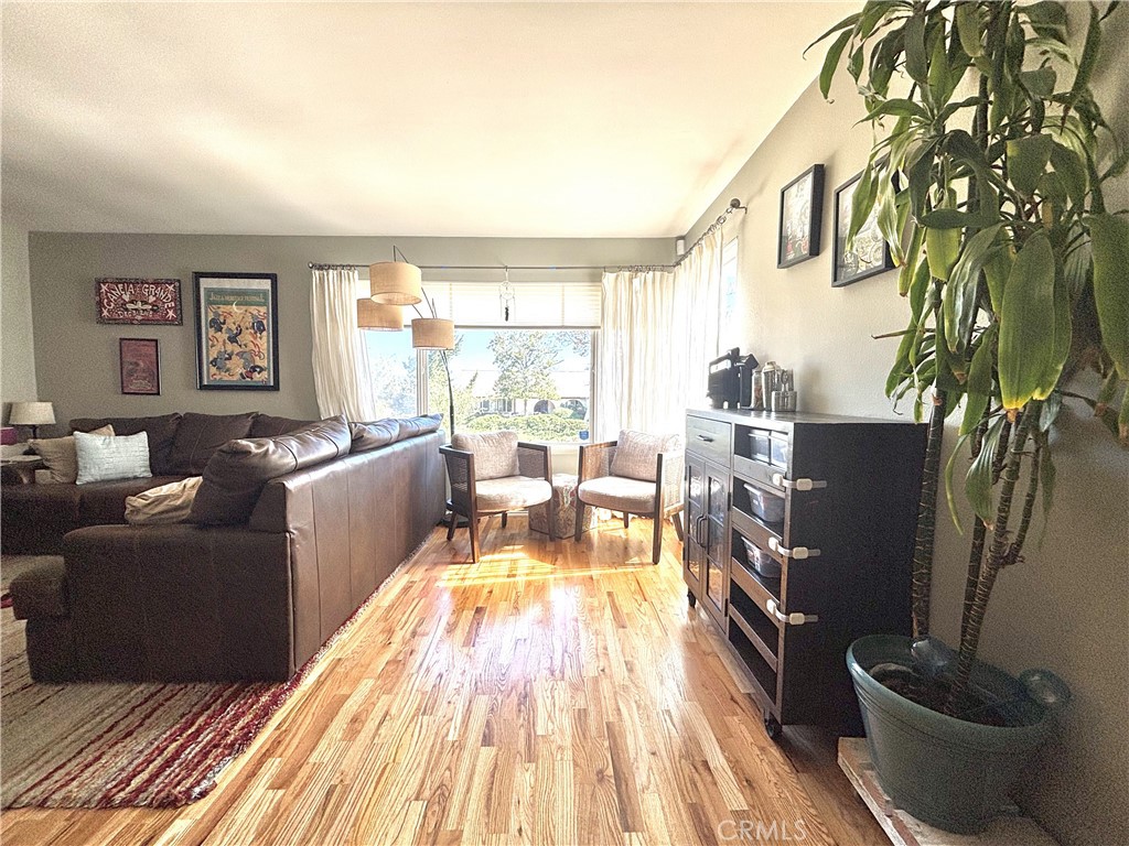 https://media.crmls.org/medias/0cc28577-ef5e-4060-933b-799f6f44a8f2.jpg?preset=X-Large
