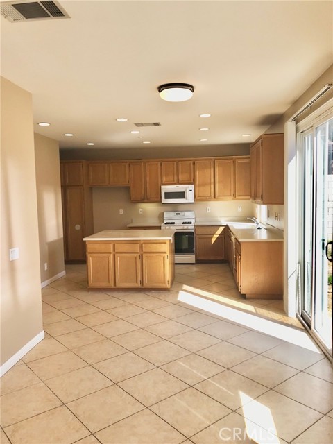 Detail Gallery Image 7 of 26 For 6927 Tailwind Ln, Fontana,  CA 92336 - 4 Beds | 2/1 Baths