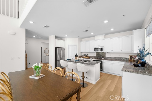 Detail Gallery Image 8 of 45 For 7143 Montecito, Corona,  CA 92880 - 4 Beds | 3/1 Baths