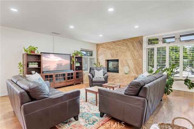 1335 Crestview Avenue, Seal Beach CA: https://media.crmls.org/medias/0ccdfbbe-eda0-4be0-a616-e71340187c11.jpg
