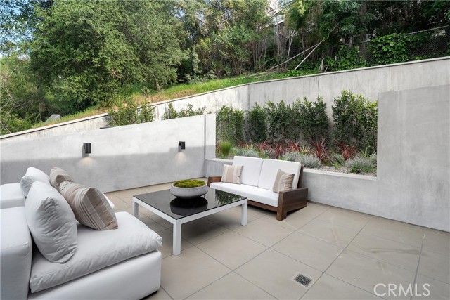 3670 Buena Park Drive, Studio City CA: https://media.crmls.org/medias/0cd011de-8676-4e76-8fde-5399b85affff.jpg