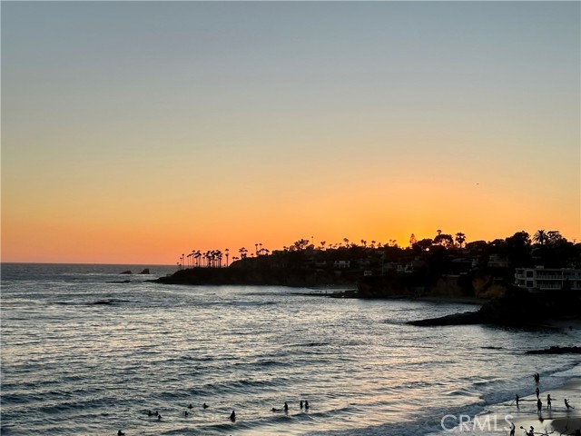 425 Monterey Drive, Laguna Beach CA: https://media.crmls.org/medias/0cd29dff-74ba-457b-bc73-0b96706e2c45.jpg