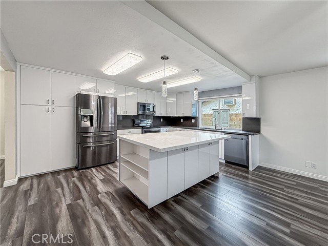 Detail Gallery Image 4 of 22 For 1814 Glenview Ave, Simi Valley,  CA 93063 - 4 Beds | 2/1 Baths