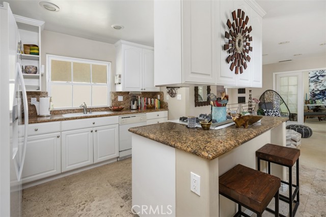 Detail Gallery Image 7 of 16 For 505 1/2 Marigold Ave, Corona Del Mar,  CA 92625 - 2 Beds | 2/1 Baths