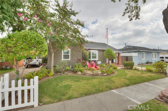 Detail Gallery Image 2 of 44 For 6034 Pepperwood, Lakewood,  CA 90712 - 3 Beds | 2 Baths